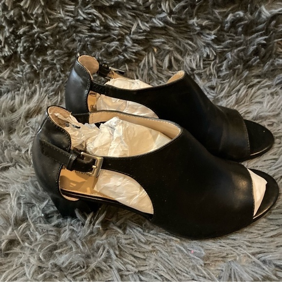 Ladies Adrienne Vittadini Black Low Heel Sandal - Picture 7 of 7